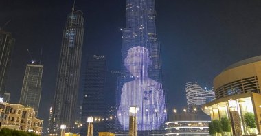 An image of Britain's Queen Elizabeth is displayed on the Burj Khalifa building, following her death, in Dubai, United Arab Emirates, Sept. 11, 2022. (Reuters Photo)