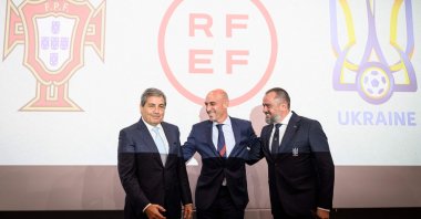 Fernando Soares Gomes da Silva (L),  Luis Rubiales (C), and  Andriy Pavelko pose during a press conference announcing Spain, Portugal and Ukraine bid for the 2030 World Cup at the UEFA headquarters. Nyon, Oct. 5, 2022. (AFP Photo)
