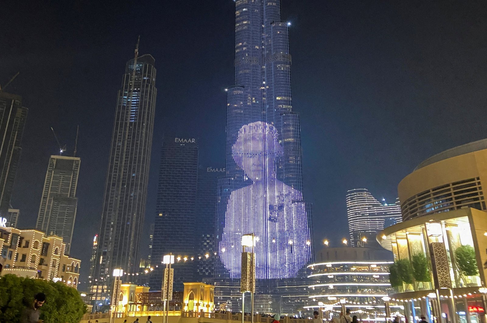An image of Britain&#039;s Queen Elizabeth is displayed on the Burj Khalifa building, following her death, in Dubai, United Arab Emirates, Sept. 11, 2022. (Reuters Photo)