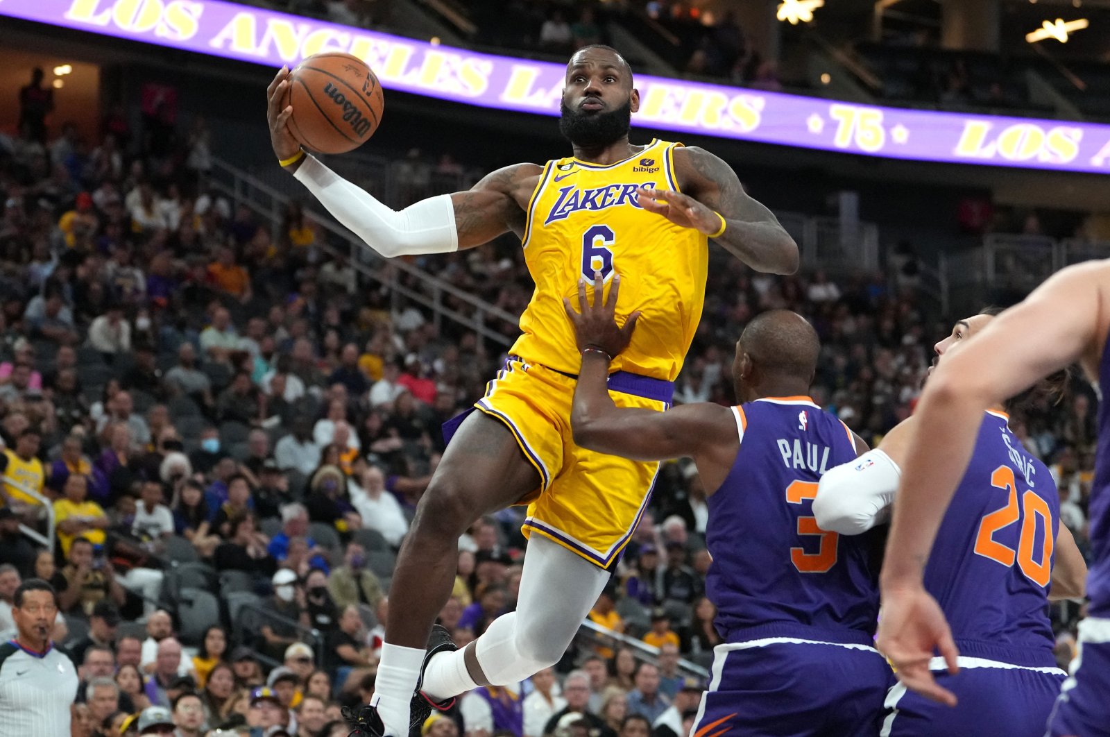 Los Angeles Lakers forward LeBron James (6) shoots against Phoenix Suns guard Chris Paul (3) during a preseason game at T-Mobile Arena. Las Vegas, Nevada, Oct 5, 2022. (Reuters Photo)