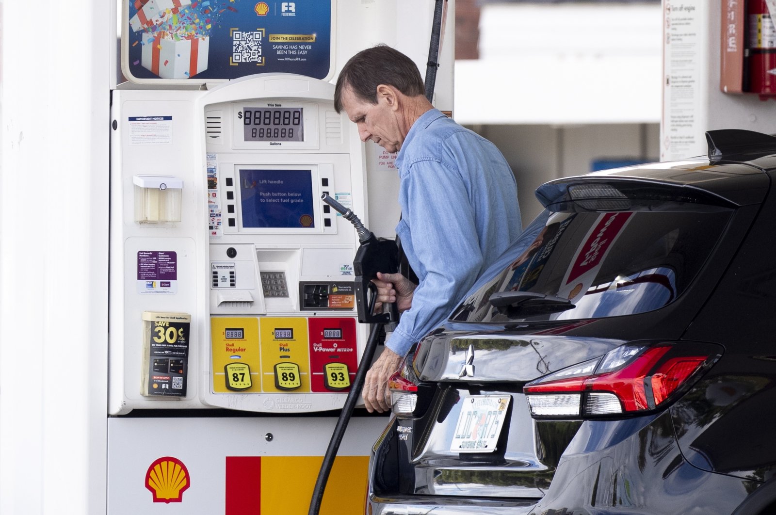 A person pumps gas at a gas station in Alexandria, Virginia, U.S., Oct. 2022. (EPA Photo)