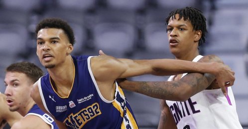 Victor Wembanyama (1) of Boulogne-Levallois Metropolitans 92 guards Shareef O'Neal (8) of G League Ignite during the first quarter of their exhibition game at The Dollar Loan Center, Henderson, Nevada, U.S., Oct. 6, 2022. (AFP Photo)