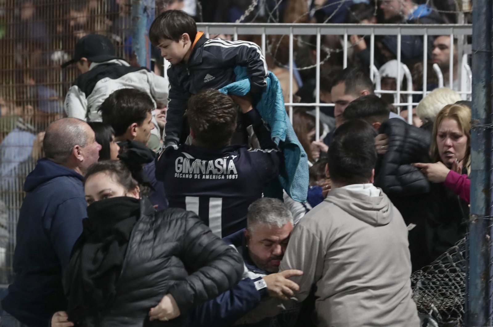 1 tewas saat polisi, penggemar bentrok di luar pertandingan sepak bola Argentina