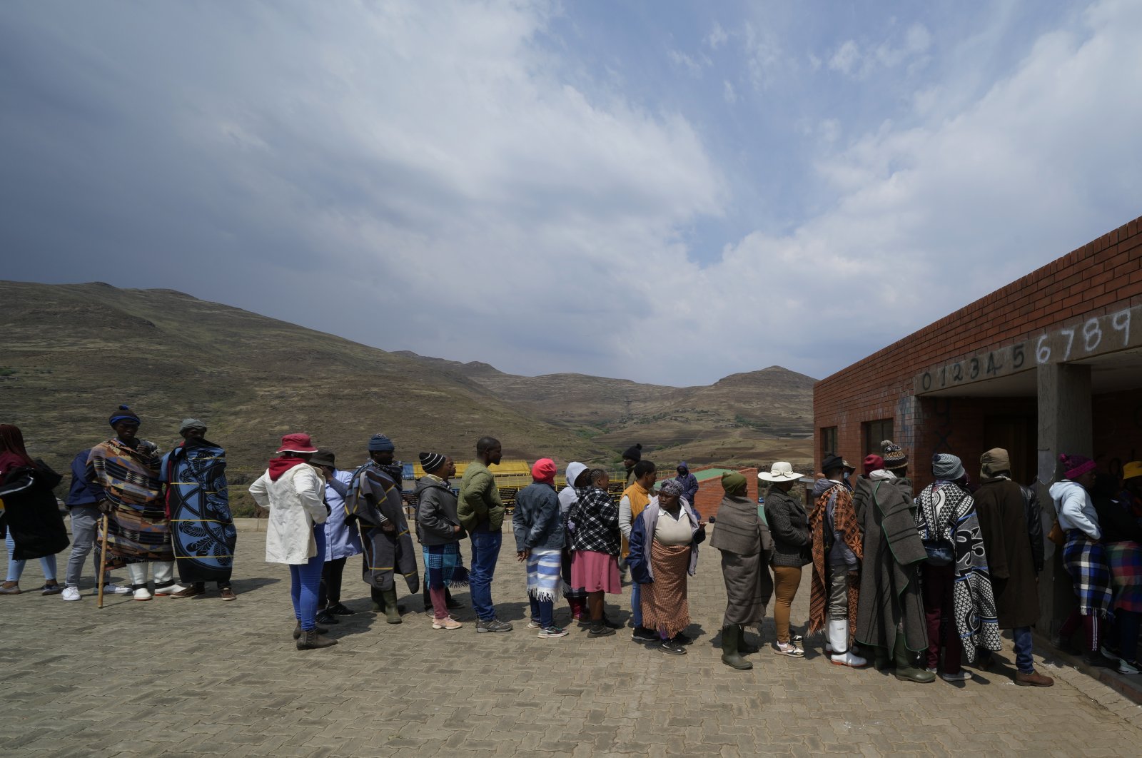 Ribuan orang pergi ke tempat pemungutan suara di kerajaan Lesotho di Afrika selatan