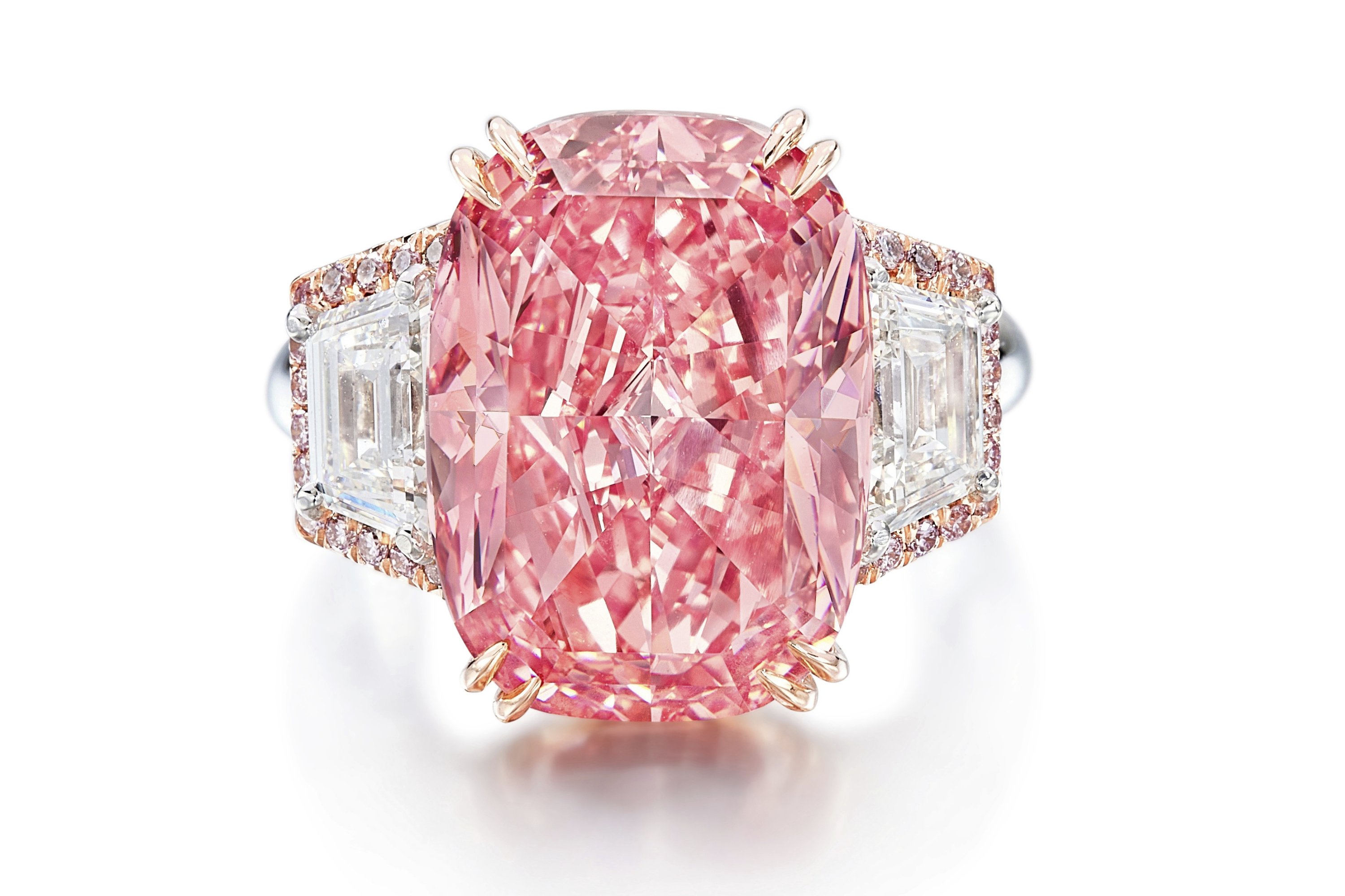 Dalam foto tak bertanggal yang dirilis oleh Sotheby's ini, Williamson Pink Star terlihat.  Berlian merah muda itu dilelang dengan harga $49,9 juta di Hong Kong pada hari Jumat, 7 Oktober 2022, memecahkan rekor dunia untuk harga per karat tertinggi untuk berlian yang dijual di lelang.  (Sotheby melalui AP)