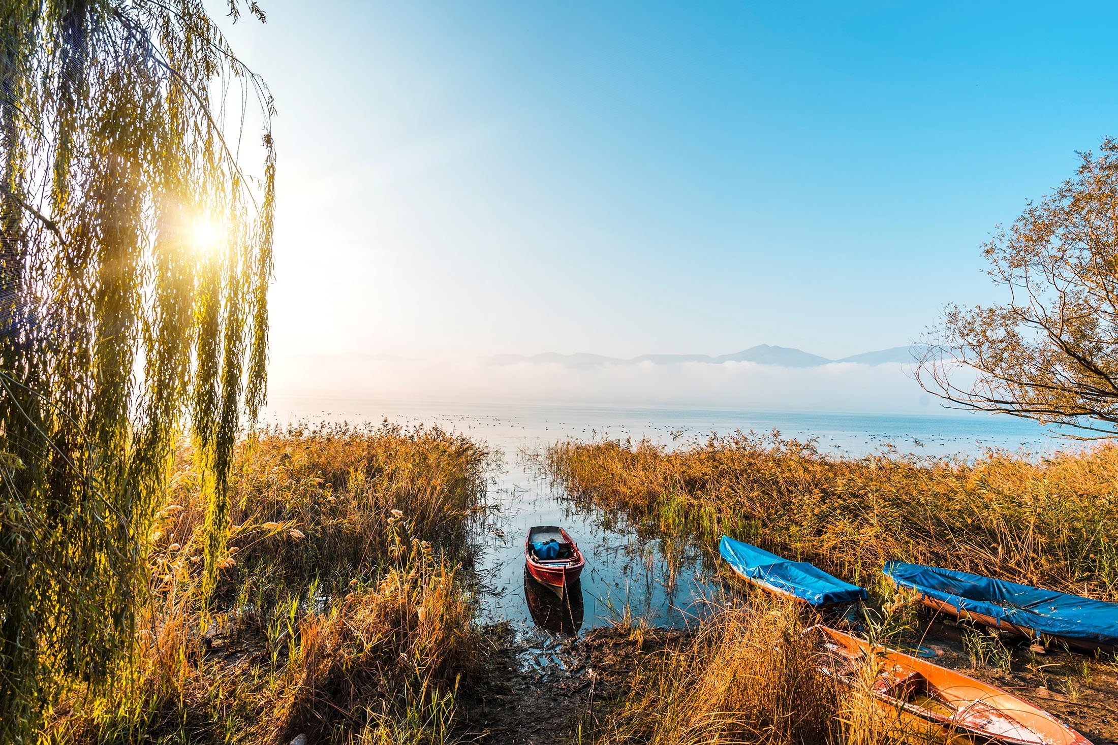 Danau Sapanca adalah perjalanan singkat dari kota besar Istanbul untuk perjalanan di musim gugur, di Sakarya, Türkiye.  (Foto Shutterstock)