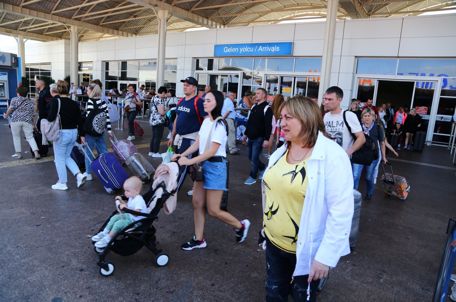 Tourists, coming mainly from Russia, leave from the arrivals terminal at Antalya International Airport, in the Mediterranean resort city of Antalya, Türkiye, Sept. 22, 2022. (Reuters Photo)