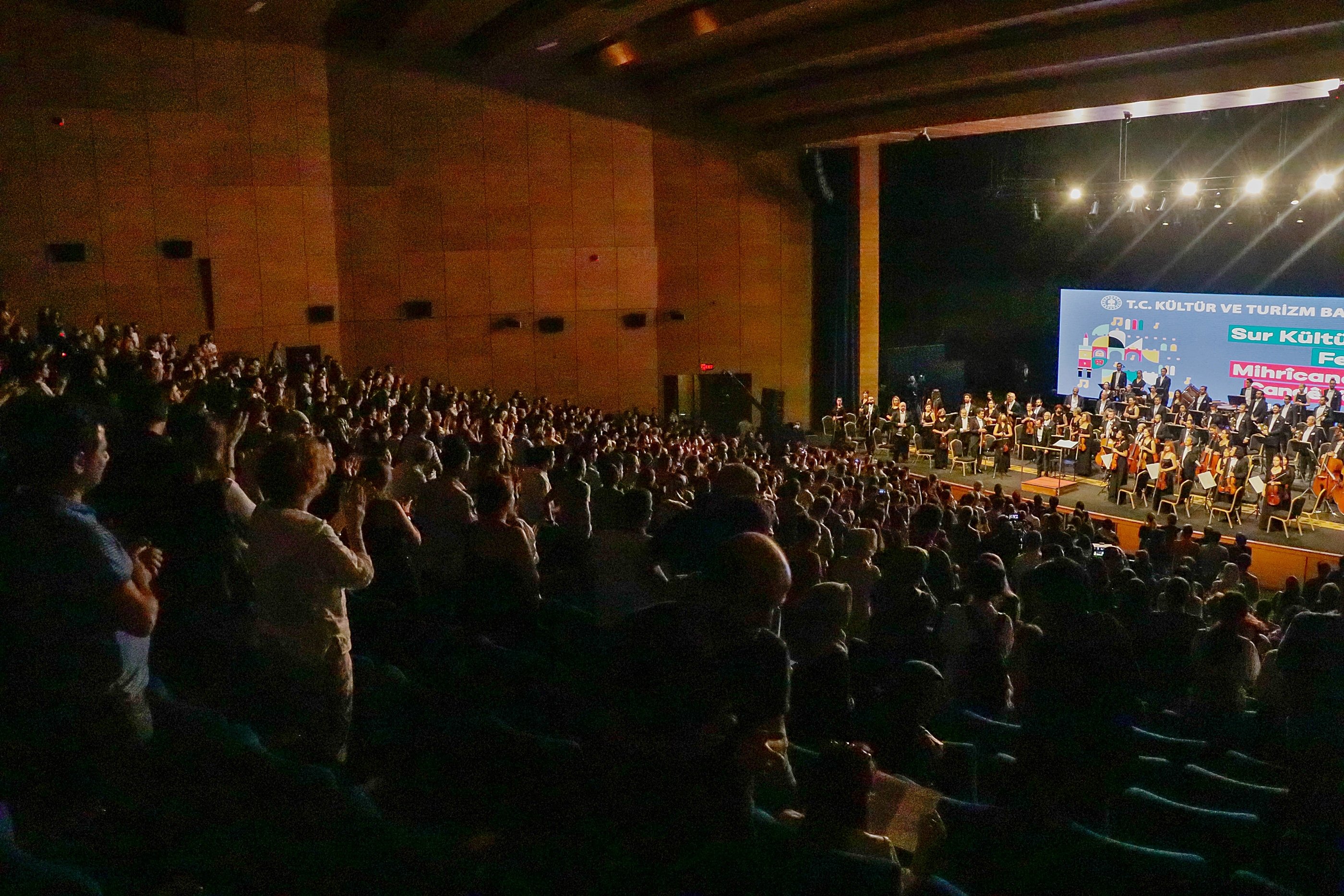 Orkestra Simfoni Kepresidenan (CSO) Türkiye menerima tepuk tangan meriah setelah penampilan mereka di distrik barat daya Diyarbakır, Türkiye, 9 Oktober 2022. (Foto DHA)