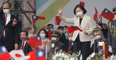 Taiwanese President Tsai Ing-wen holds a Taiwanese flag as she reacts to members of a Japanese delegation taking part in a parade during Taiwan&#039;s National Day celebrations outside the Presidential Palace, Taipei, Taiwan, Oct. 10 2022. (EPA Photo)