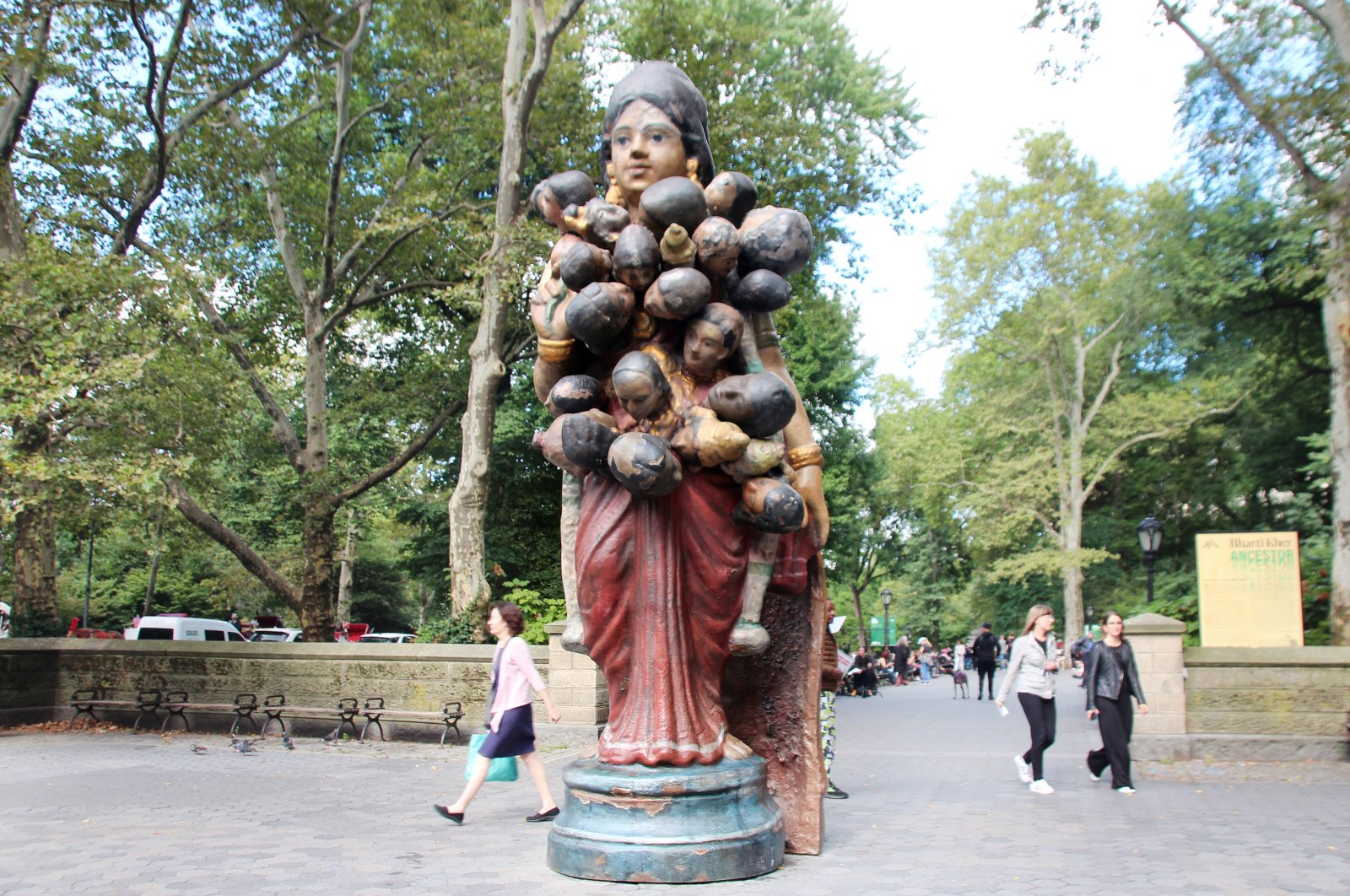 Patung berkepala 24 memukau orang yang lewat di Central Park New York