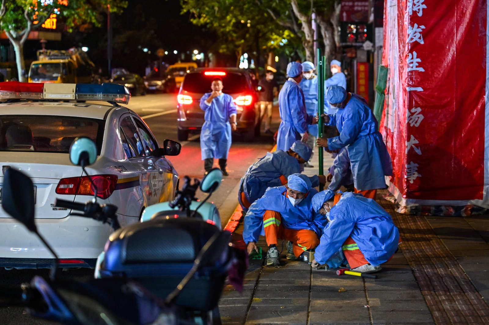 Workers erecting fencing around a neighborhood in lockdown, after new COVID-19 cases were reported. Changning district, Shanghai, China, Oct. 7, 2022 (AFP Photo)