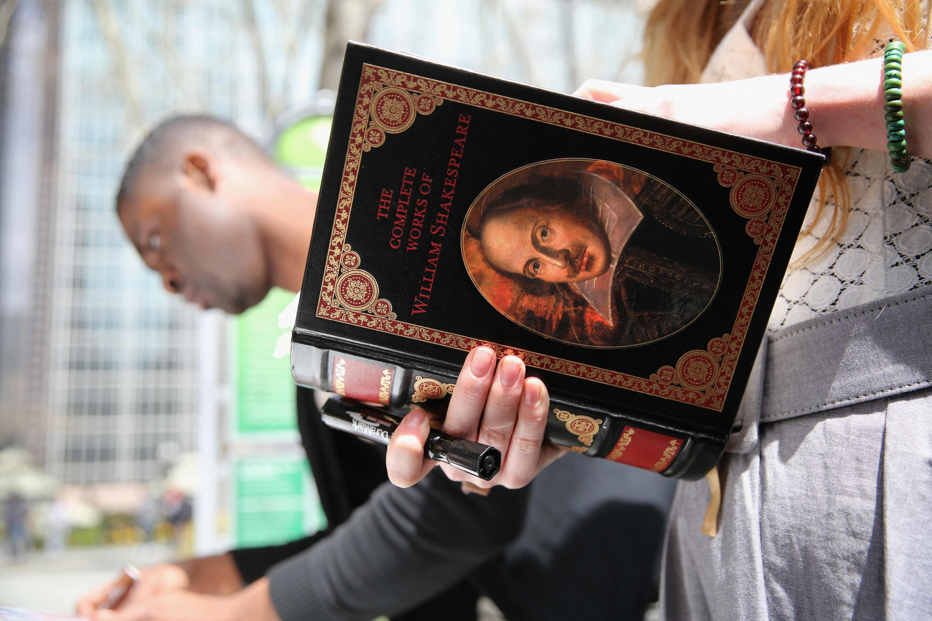 Orang-orang bersiap untuk menulis kutipan favorit di kanvas kata Shakespeare di Bryant Park di New York City, AS, 23 April 2014. (AFP Photo)