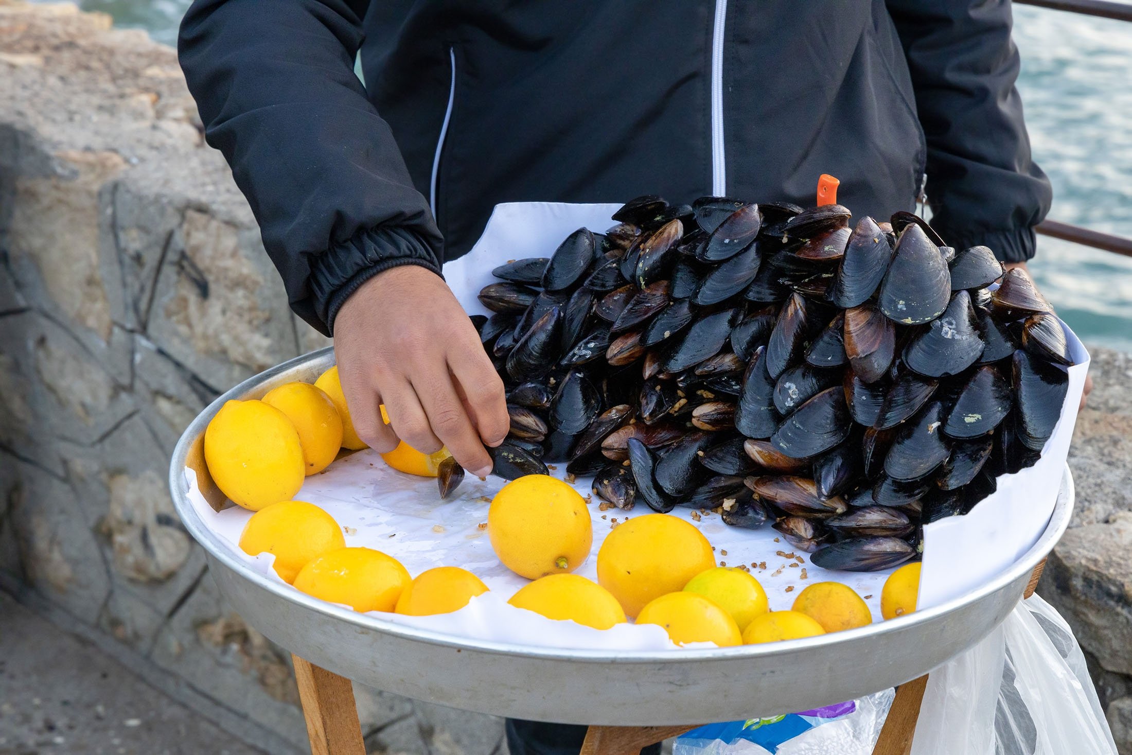 Midye, atau kerang, adalah makanan lezat di Izmir.  (Foto Shutterstock)