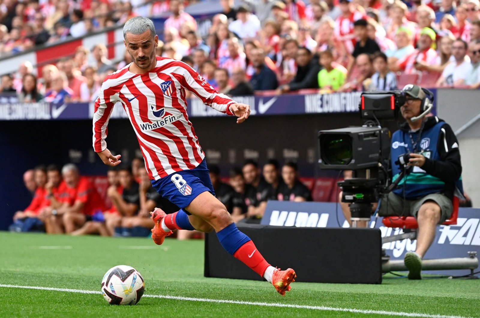 Atletico Madrid&#039;s French forward Antoine Griezmann controls the ball during the Spanish League football match between Club Atletico de Madrid and Girona FC at the Wanda Metropolitano stadium, Madrid, Oct. 08, 2022. (AFP Photo)