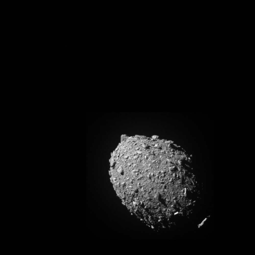 Moonlet asteroid Dimorphos seperti yang terlihat oleh pesawat ruang angkasa DART 11 detik sebelum tumbukan, 26 September 2022. (Foto Reuters)