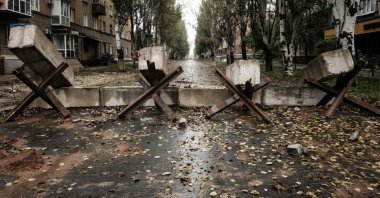 Anti-tank obstacles known as &quot;Czech hedgehogs&quot; with concrete weights are placed on a street in the frontline town of Bakhmut in the Donetsk region amid the Russian invasion of Ukraine, Ukraine, Oct. 11, 2022. (AFP Photo)