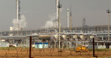 An oil refinery located on a branch of the Northern Druzhba oil pipeline, which moves crude through the pipeline westward to Poland, is seen near Mozyr, some 300 kilometers (186 miles) southeast of Minsk, Belarus, Sept. 11, 2013. (Reuters Photo)
