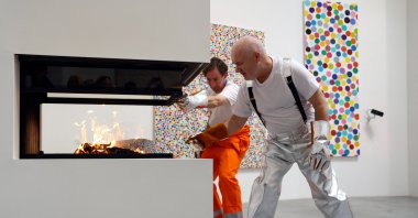British artist Damien Hirst takes part in a burn event, which is part of his latest NFT exhibition &quot;The Currency,&quot; London, U.K., Oct. 11, 2022. (Reuters Photo)
