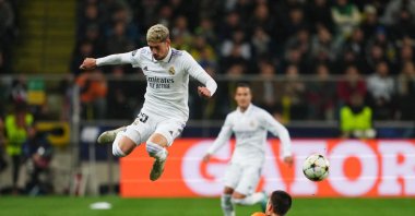 Real Madrid's Federico Valverde in action with Shakhtar Donetsk's Bogdan Mykhaylychenko during Champions League match Shakhtar Donetsk versus Real Madrid at Stadion Wojska Polskiego, Warsaw, Poland, Oct. 11, 2022  (Reuters Photo)