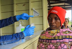 Passengers arriving at the Bunagana border crossing between Uganda and the Democratic Republic of the Congo, located near the city of Kisoro, enter the country after being screened for Ebola. (Nicholas Kajoba - Anadolu Agency )