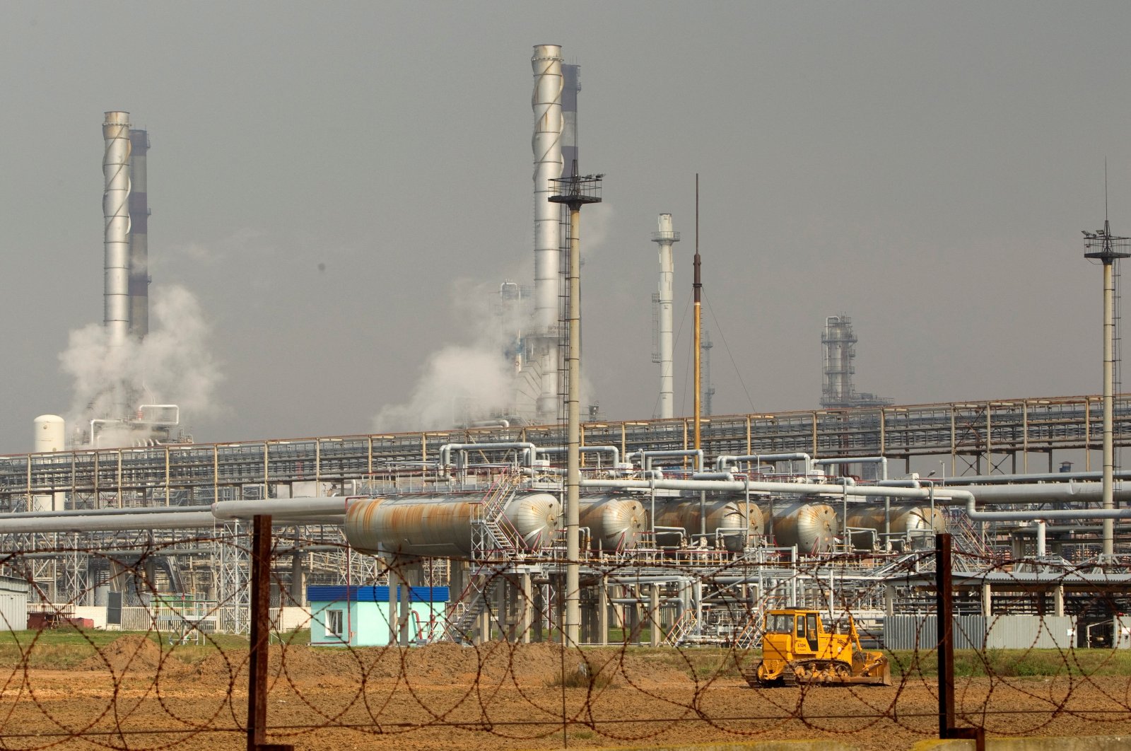 An oil refinery located on a branch of the Northern Druzhba oil pipeline, which moves crude through the pipeline westward to Poland, is seen near Mozyr, some 300 kilometers (186 miles) southeast of Minsk, Belarus, Sept. 11, 2013. (Reuters Photo)