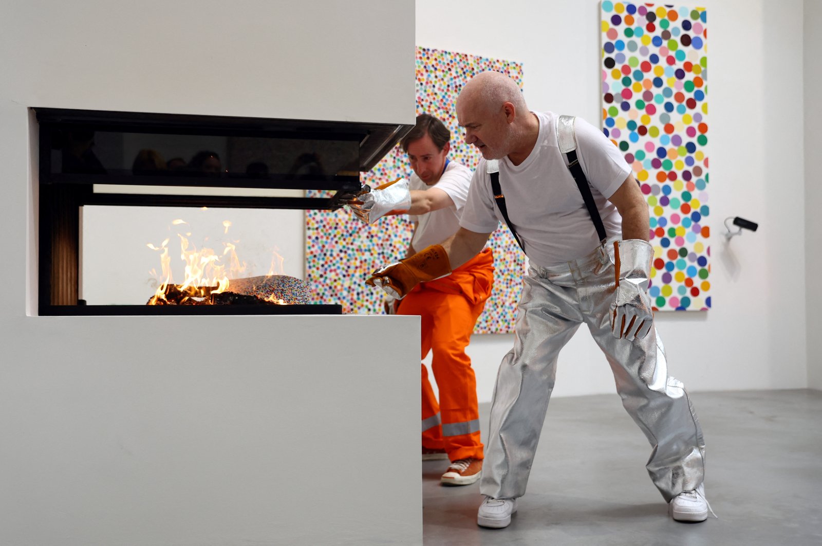 Artis Damien Hirst membakar karya seninya setelah menjualnya sebagai NFT
