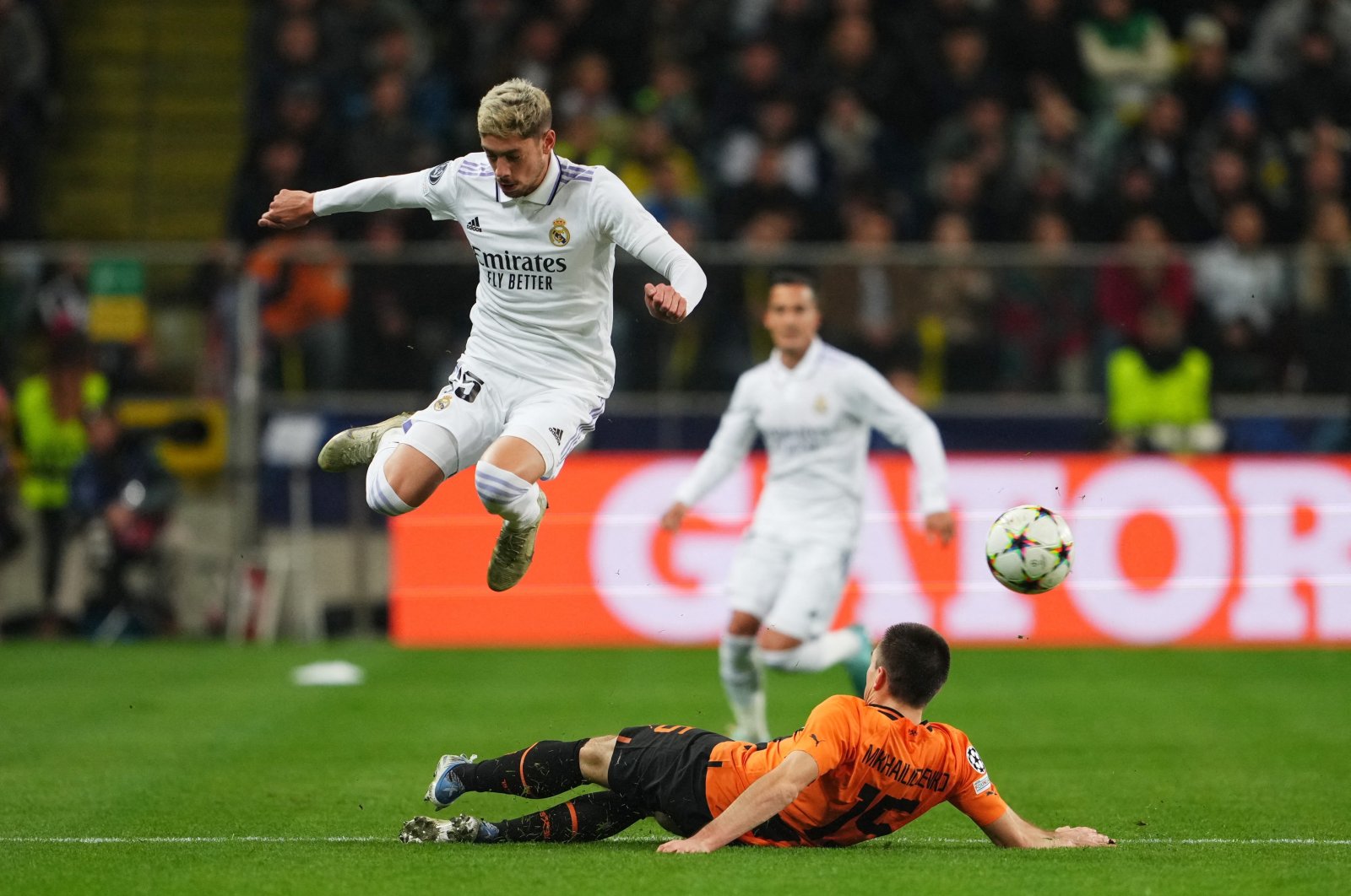 Real Madrid&#039;s Federico Valverde in action with Shakhtar Donetsk&#039;s Bogdan Mykhaylychenko during Champions League match Shakhtar Donetsk versus Real Madrid at Stadion Wojska Polskiego, Warsaw, Poland, Oct. 11, 2022  (Reuters Photo)