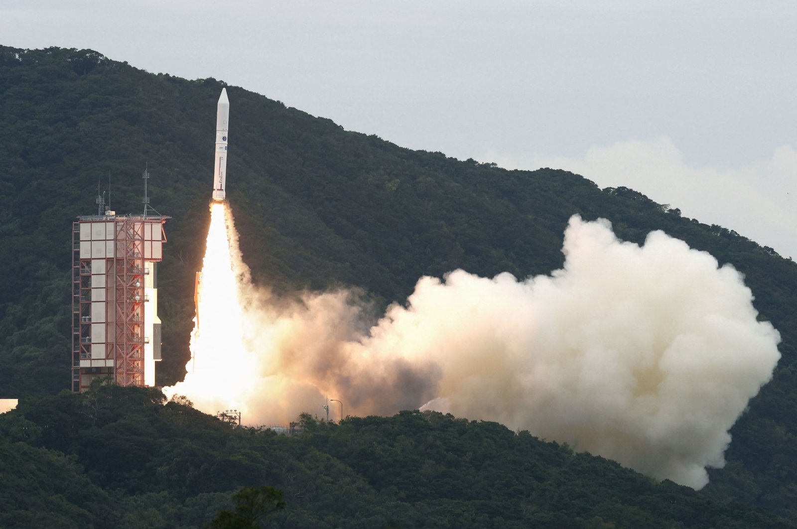 Roket badan antariksa Jepang yang membawa 8 satelit tidak berfungsi