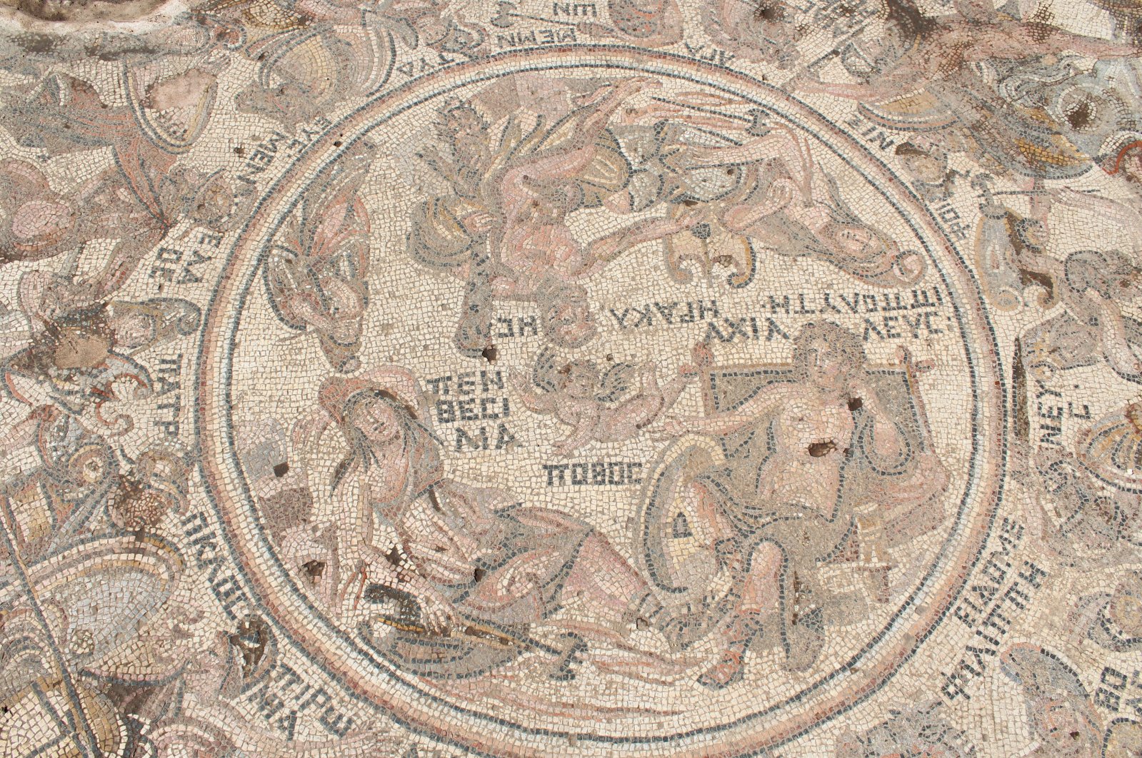 Mosaik langka era Romawi ditemukan di bekas benteng oposisi di Suriah
