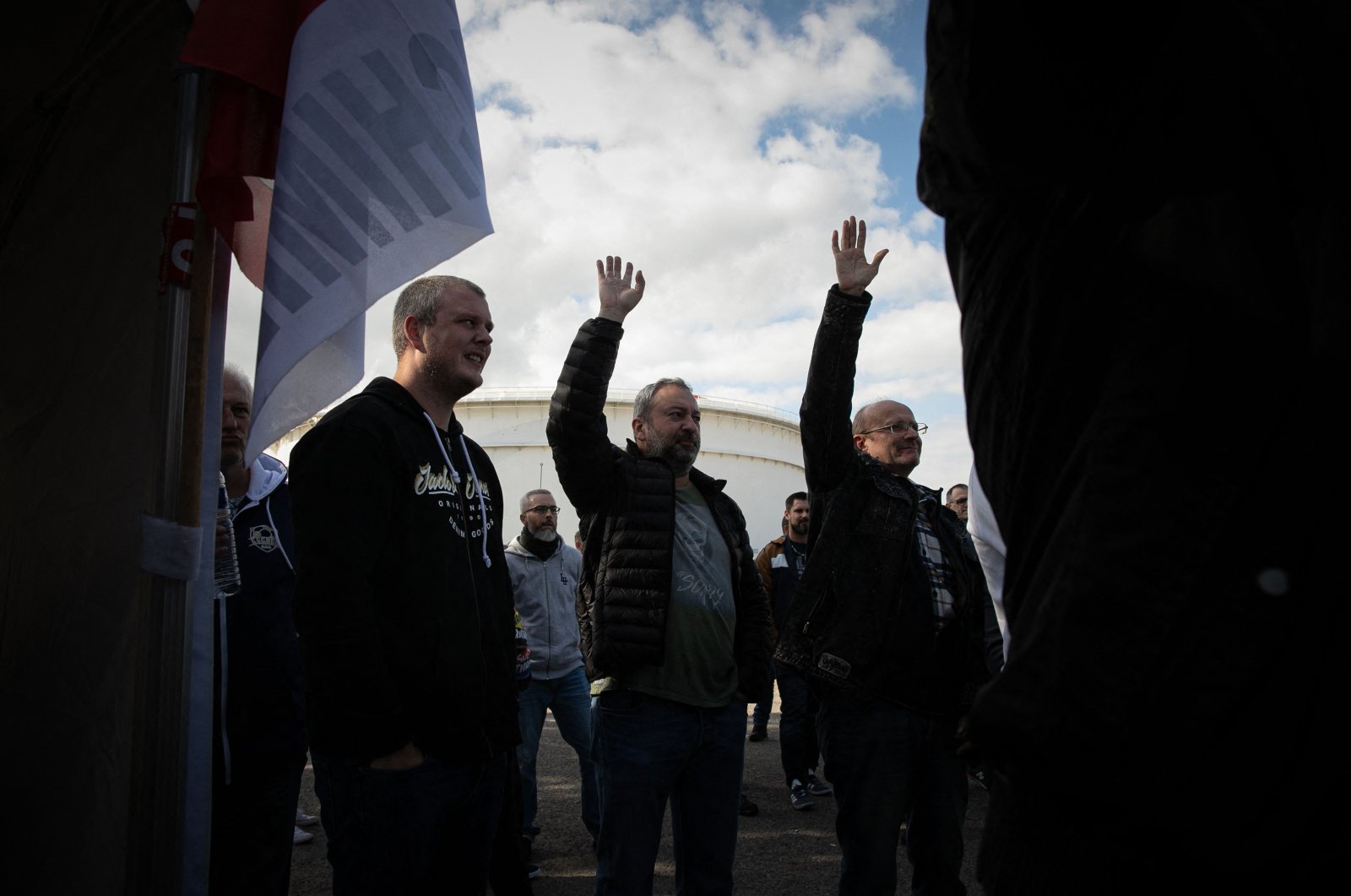 Pekerja kilang yang mogok menolak ancaman pemerintah Prancis