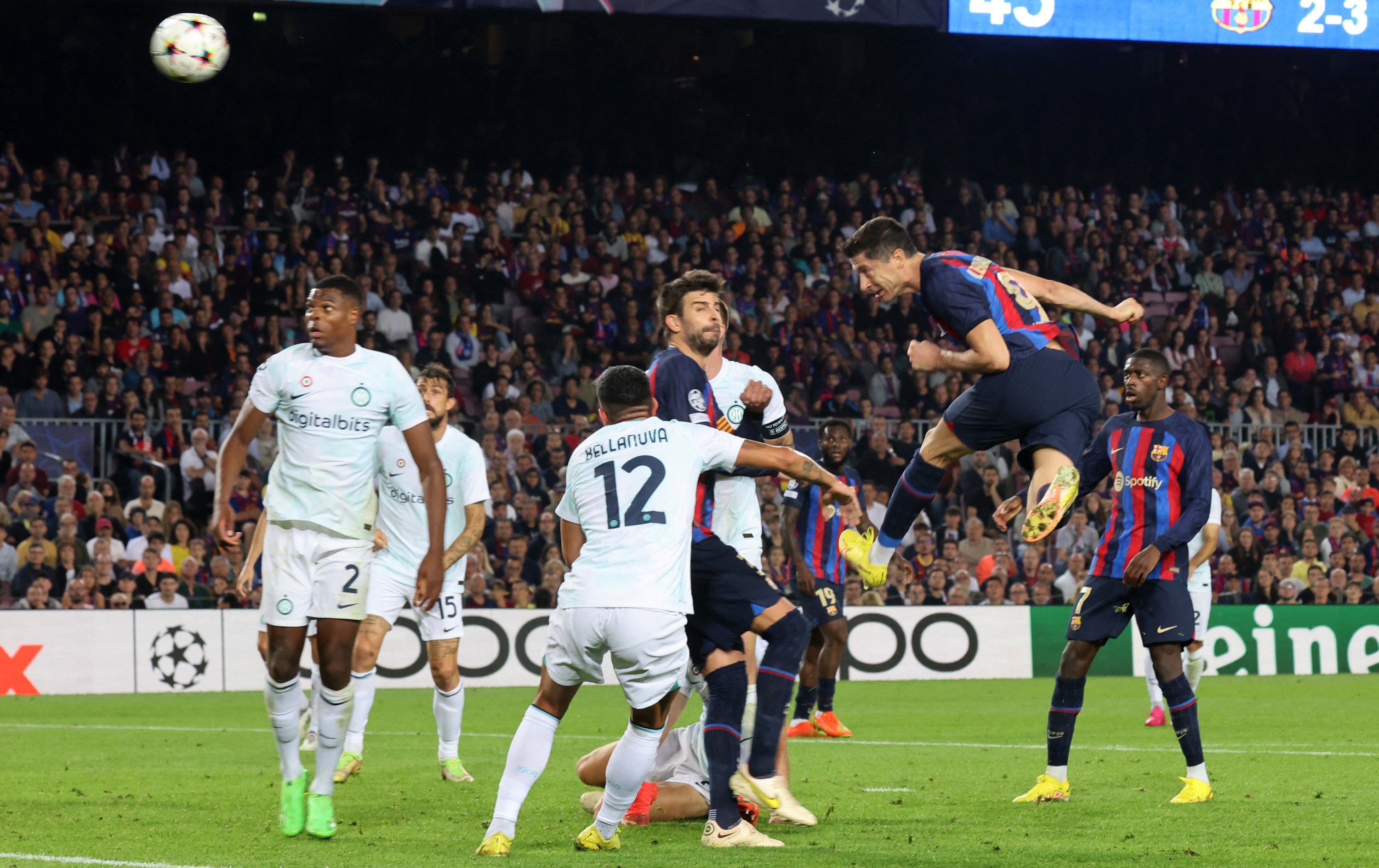 Lewa's brace rescues drowning Barca in dramatic Inter stalemate | Daily ...