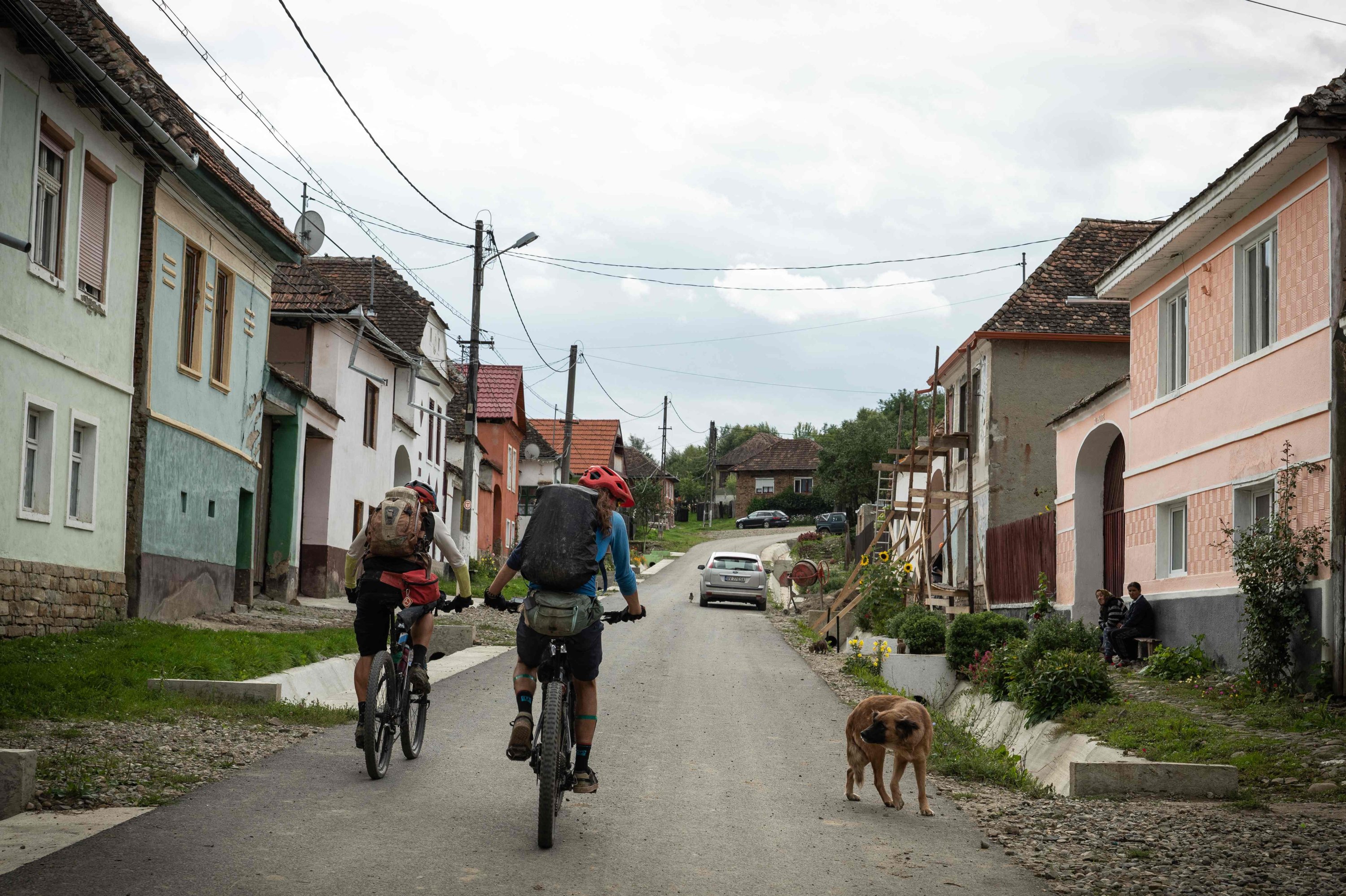Sergiu Paca dan Traian Deleanu berfoto saat mereka bersepeda di sepanjang jalur Via Transilvanica di desa Archita, Kabupaten Mures, Rumania tengah, 15 September 2022. (AFP Photo)