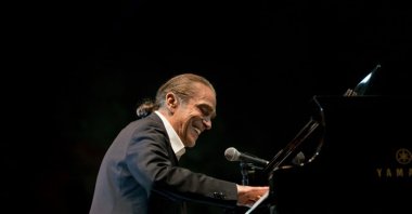 Fahir Atakoğlu during his performance with on the stage. (Photo courtesy of the organization)