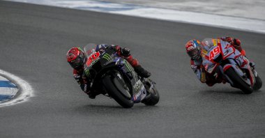 Fabio Quartararo (L) in action ahead of Fabio Di Giannantonio during the Motorcycling Grand Prix of Thailand at Chang International Circuit, Buriram province, Thailand, Oct. 2, 2022. (EPA Photo)
