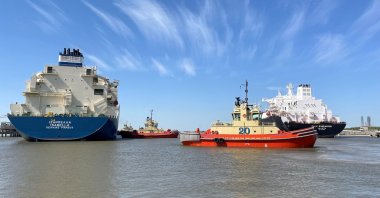 An LNG tanker is guided by tug boats at the Cheniere Sabine Pass LNG export unit in Cameron Parish, Louisiana, U.S., April 14, 2022. (Reuters Photo)