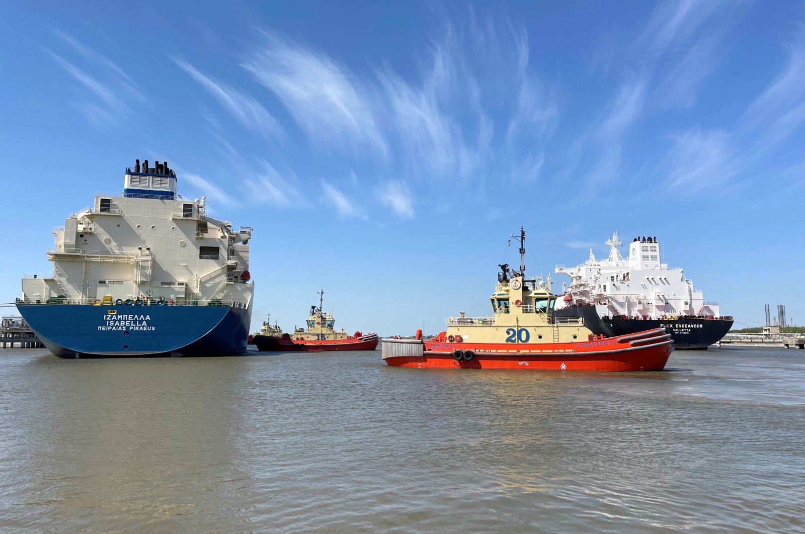 An LNG tanker is guided by tug boats at the Cheniere Sabine Pass LNG export unit in Cameron Parish, Louisiana, U.S., April 14, 2022. (Reuters Photo)
