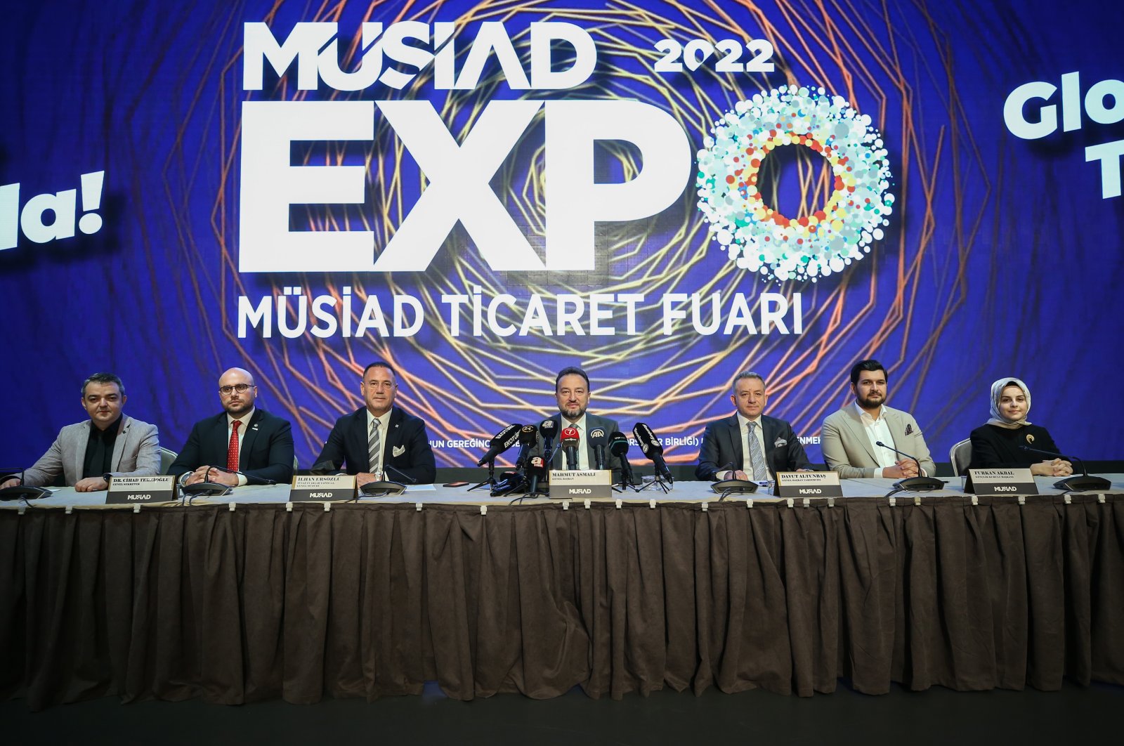 Mahmut Asmalı (C), the head of the Independent Industrialists and Businesspersons Association (MÜSIAD) and other executives during a meeting with press members in Istanbul, Türkiye, Oct. 13, 2022. (Courtesy of MÜSIAD)