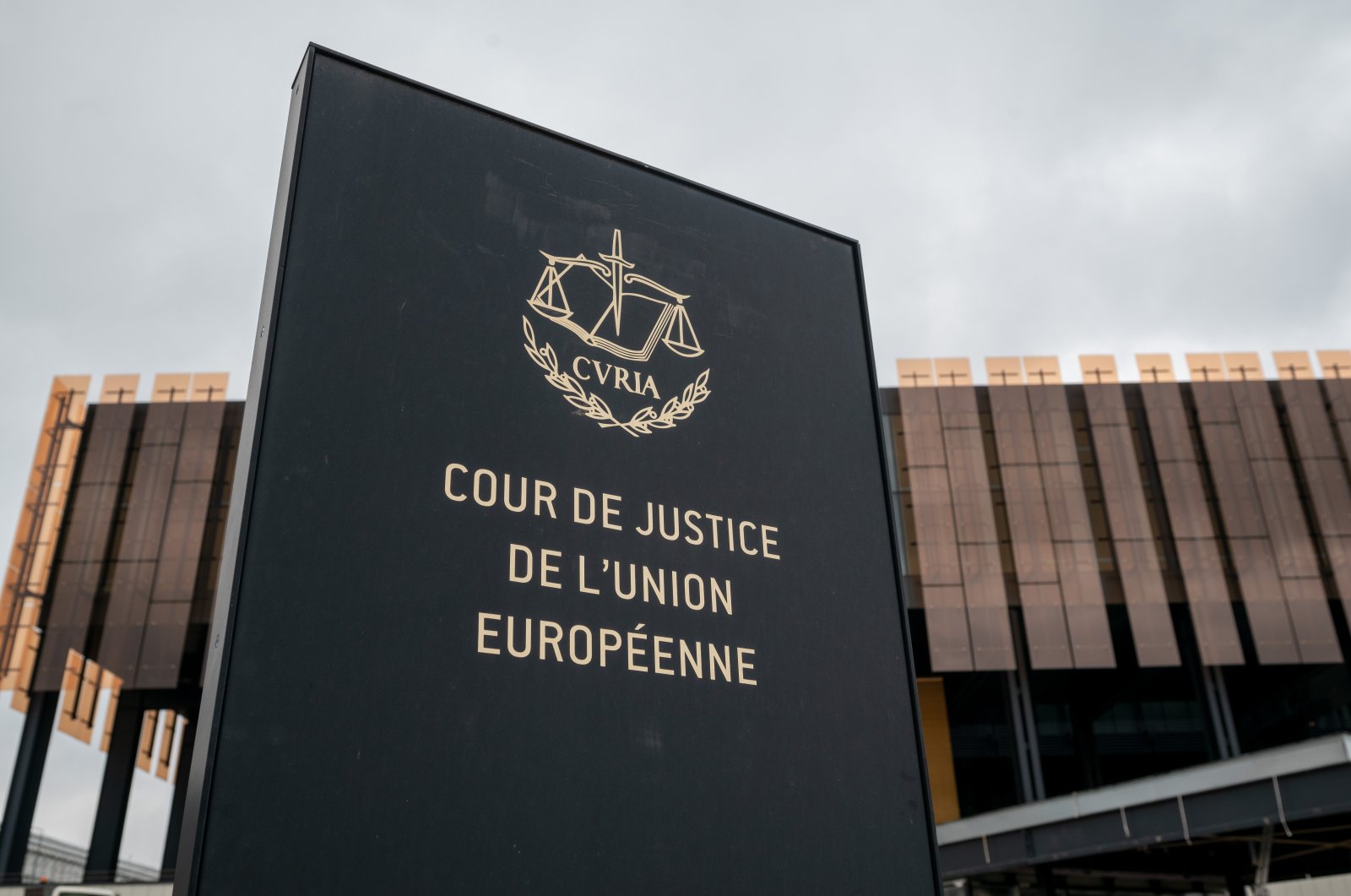 Pengadilan tinggi UE mengizinkan tempat kerja untuk memberlakukan larangan jilbab