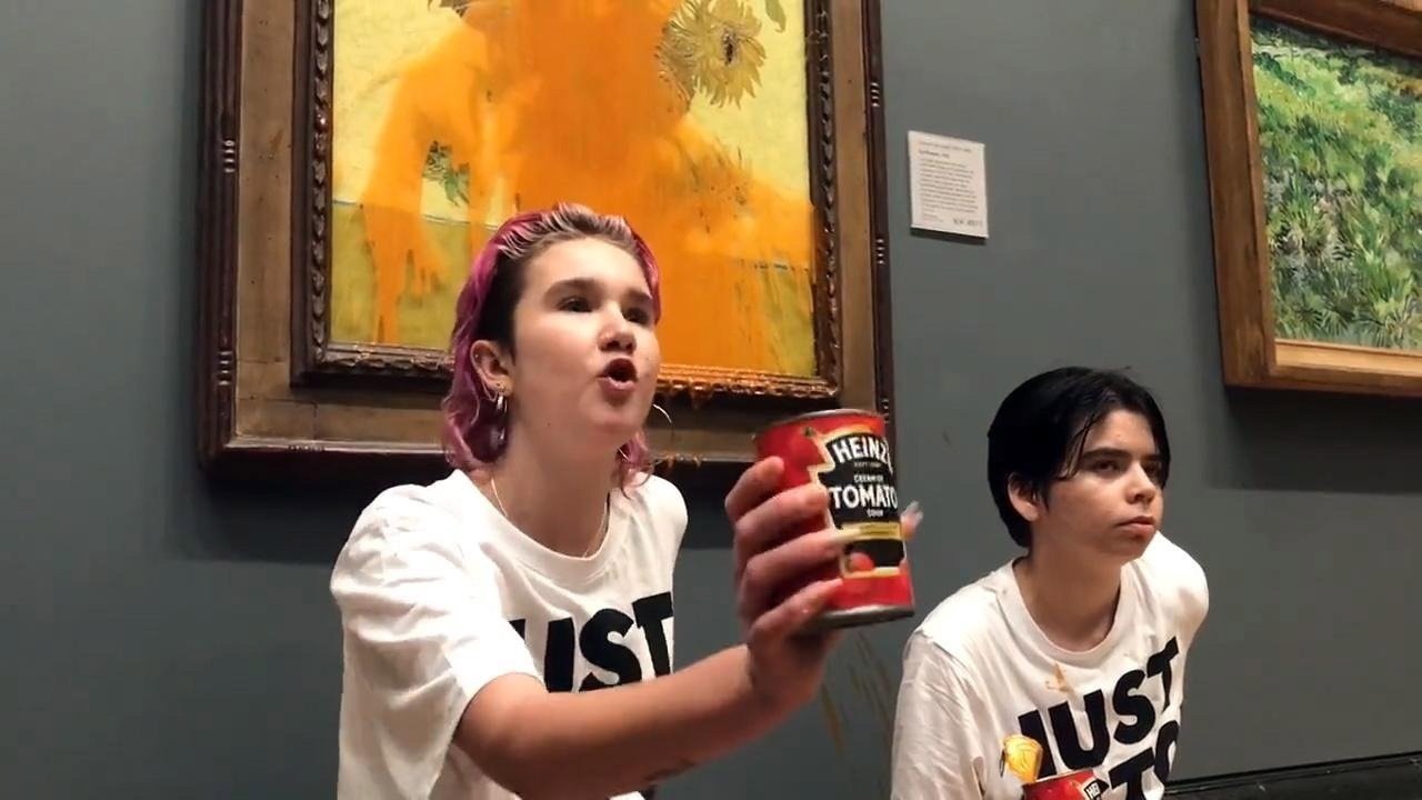 Kelompok aktivis iklim yang terdiri dari dua pengunjuk rasa yang melemparkan sup Tomat Heinz ke lukisan Vincent Van Gogh tahun 1888 