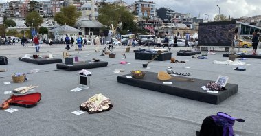 Relics of those who died from smoking on display at Üsküdar Square, Istanbul, Oct. 13, 2022. (AA Photo)
