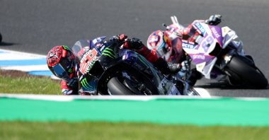 Monster Energy Yamaha MotoGP&#039;s French rider Fabio Quartararo leads Pramac Racing&#039;s Spanish rider Jorge Martin during the MotoGP first free practice session, Phillip Island, Oct. 14, 2022, (AFP Photo)