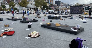 Relics of those who died from smoking on display at Üsküdar Square, Istanbul, Oct. 13, 2022. (AA Photo)