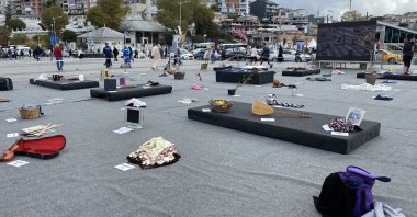 Relics of those who died from smoking on display at Üsküdar Square, Istanbul, Oct. 13, 2022. (AA Photo)