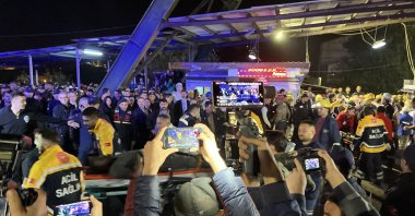 Paramedics and mine workers carry a wounded mine worker to an ambulance on-site after an explosion occurred at a coal mine in Bartin, Turkey, Oct. 14, 2022. (EPA Photo)