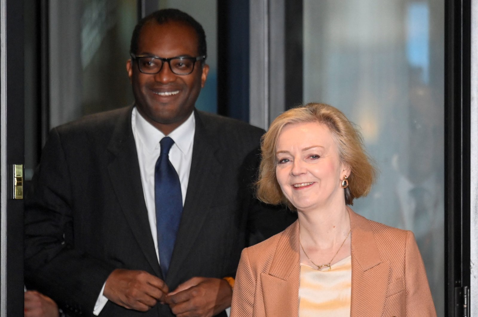 British Prime Minister Liz Truss and Chancellor of the Exchequer Kwasi Kwarteng walk outside a hotel in Birmingham, Britain, Oct. 4, 2022. (Reuters Photo)