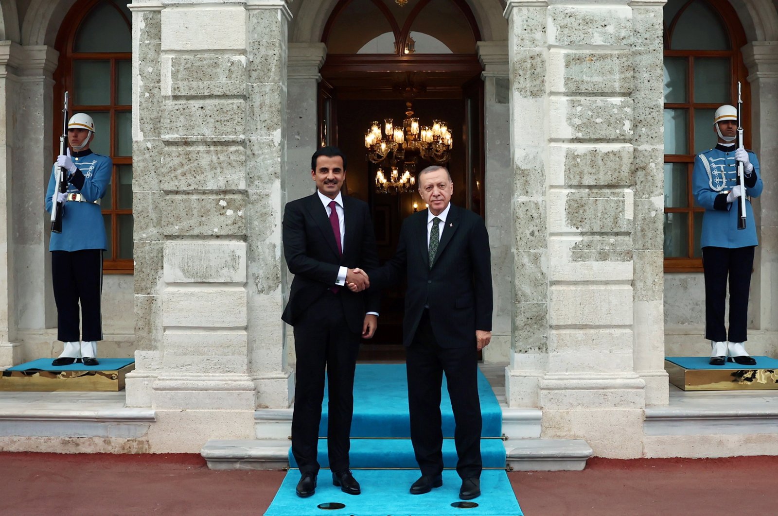 President Recep Tayyip Erdoğan (R) shaking hands with Emir of Qatar Sheikh Tamim Bin Hamad Al Thani in Istanbul, Türkiye, Oct. 14, 2022. (Turkish Presidency handout via EPA)