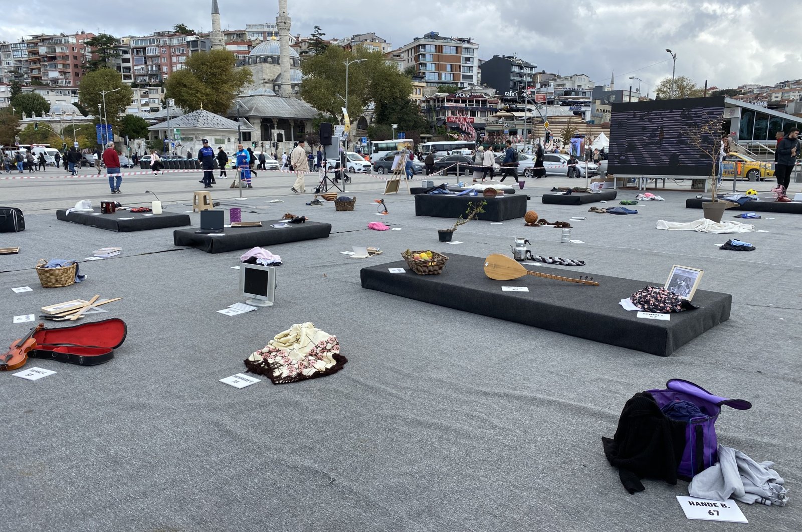 Relics of those who died from smoking on display at Üsküdar Square, Istanbul, Oct. 13, 2022. (AA Photo)