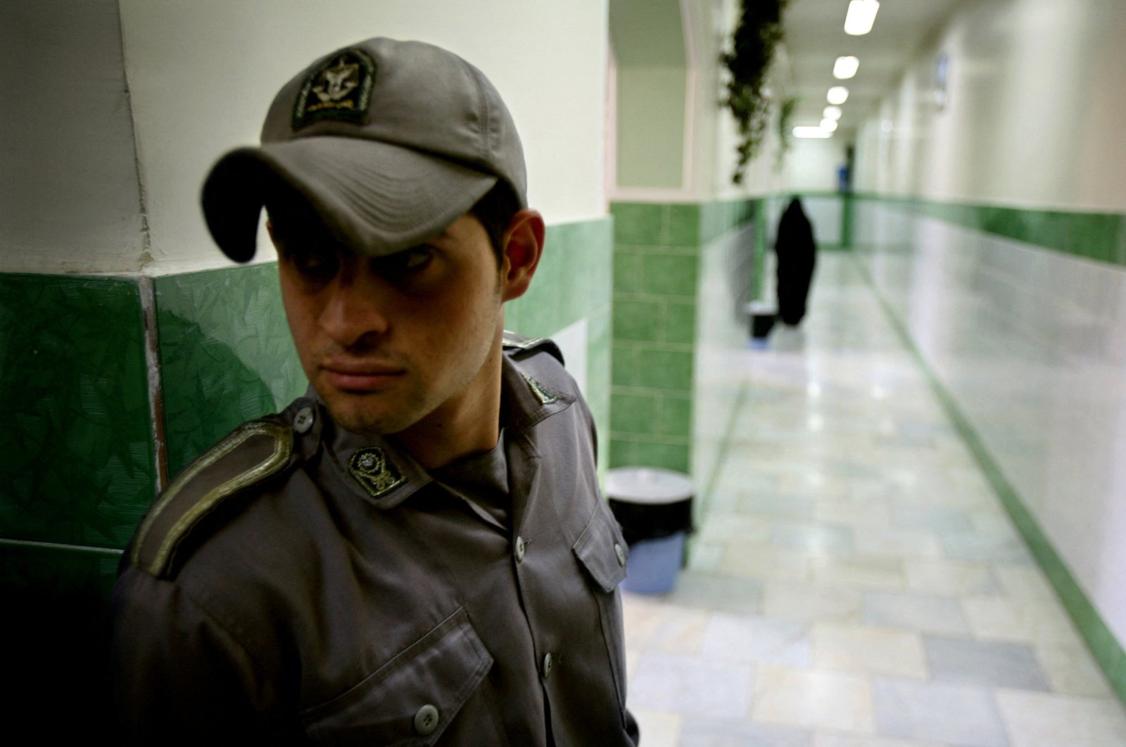 A prison guard stands along a corridor in Tehran&#039;s Evin prison, Tehran, Iran, June 13, 2006. (Reuters Photo)