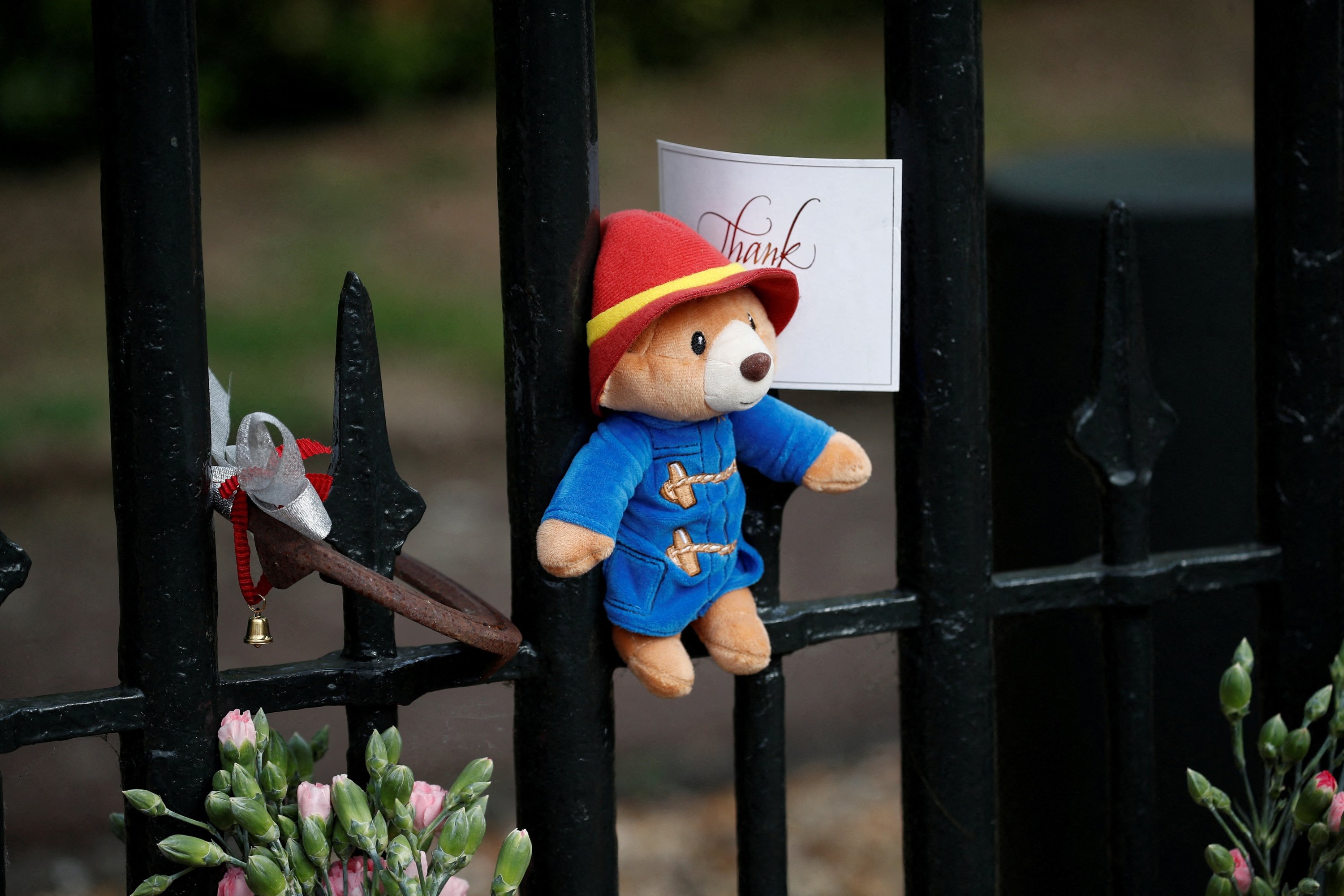 Pemandangan mainan Beruang Paddington, setelah kematian Ratu Inggris Elizabeth, Windsor, Inggris, 12 September 2022. (Foto Reuters)