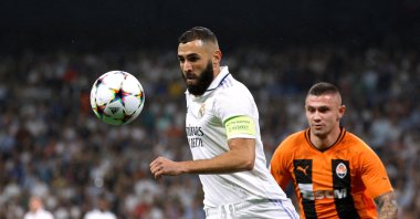 Real Madrid's Karim Benzema in action with Shakhtar Donetsk's Oleksandr Zubkov in Madrid, Spain, Oct. 5, 2022. (REUTERS Photo)